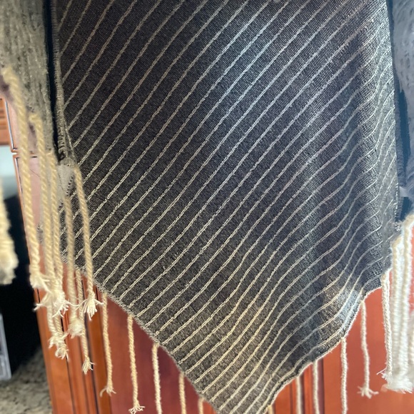 Woolen Kashmiri Poncho - Picture 12 of 12